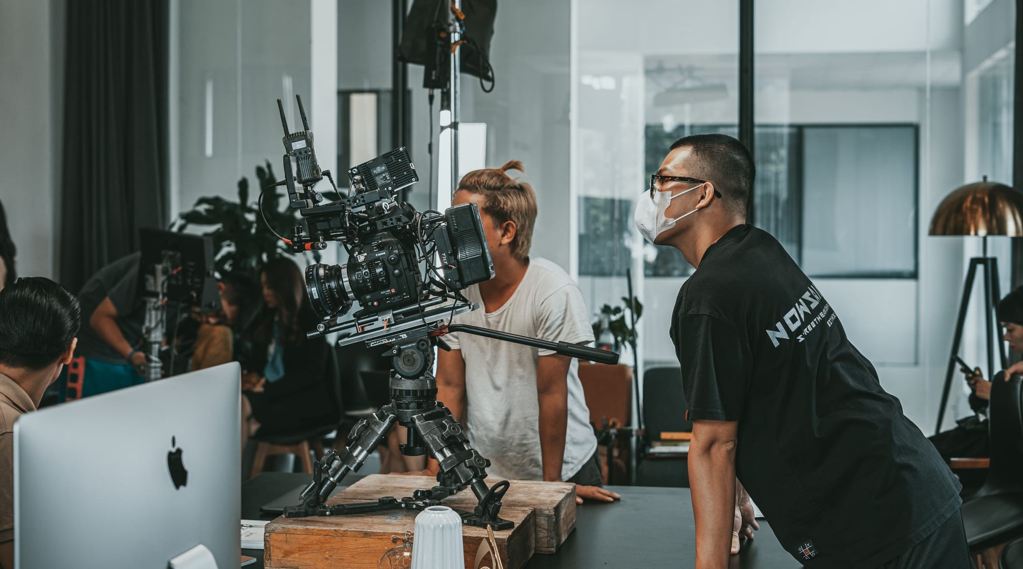 Et produktionshold omkring et filmkamera i et studie