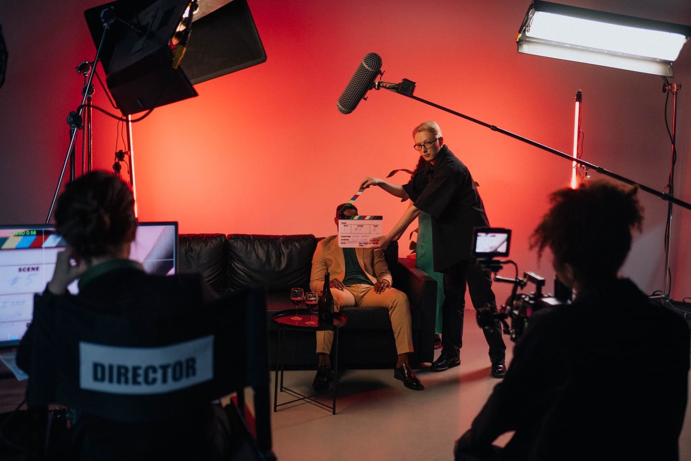 Et filmhold på et sæt med rød baggrund
