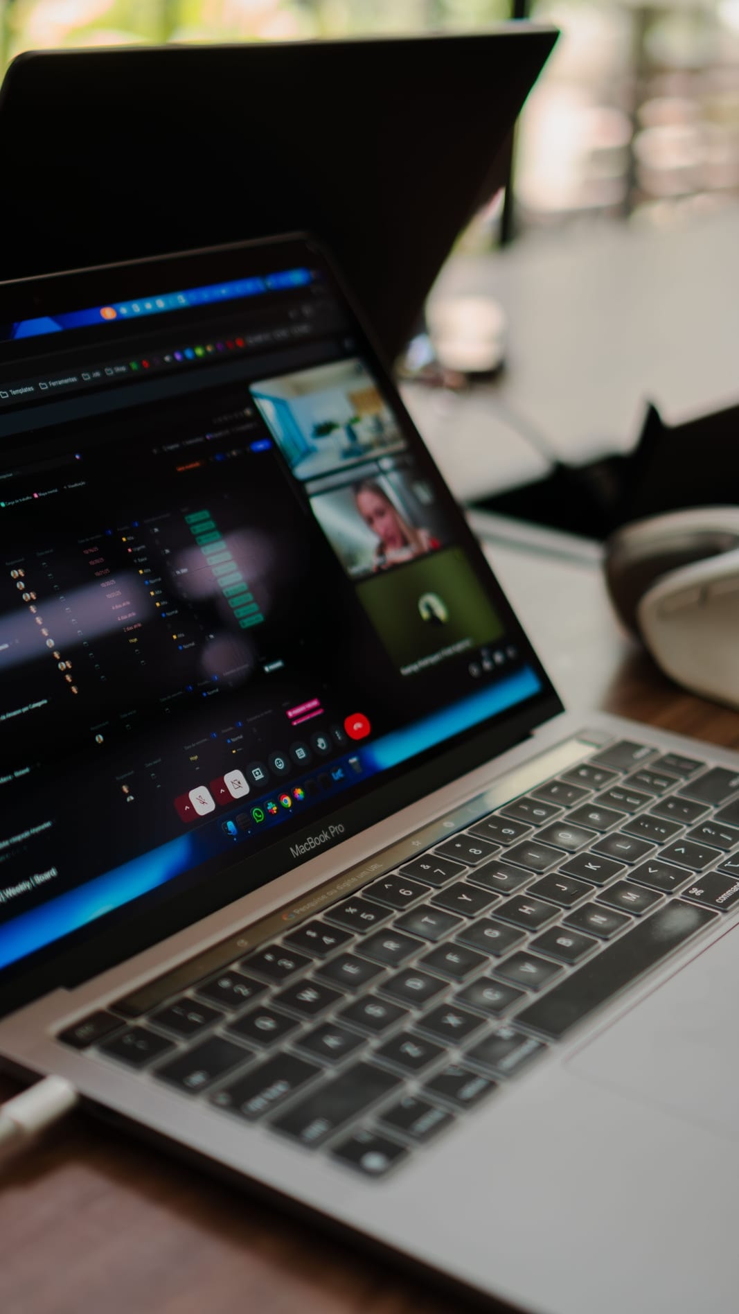 En bærbar computer under et videomøde
